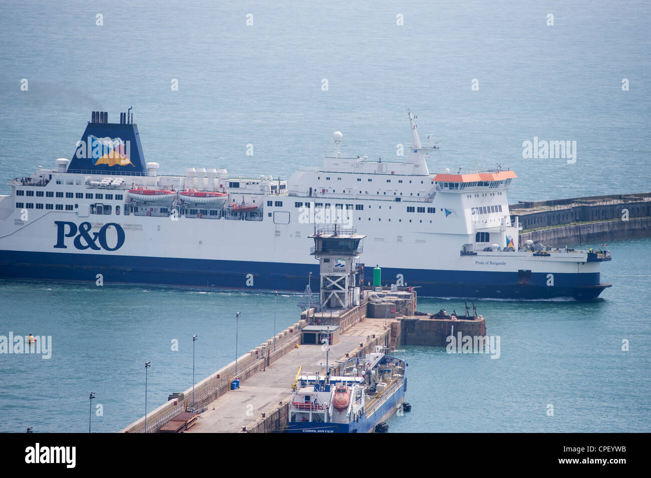 Cross Channel P&O traghetto orgoglio di Borgogna entrando nel porto di Dover nel Canale della Manica dalla Francia Foto Stock