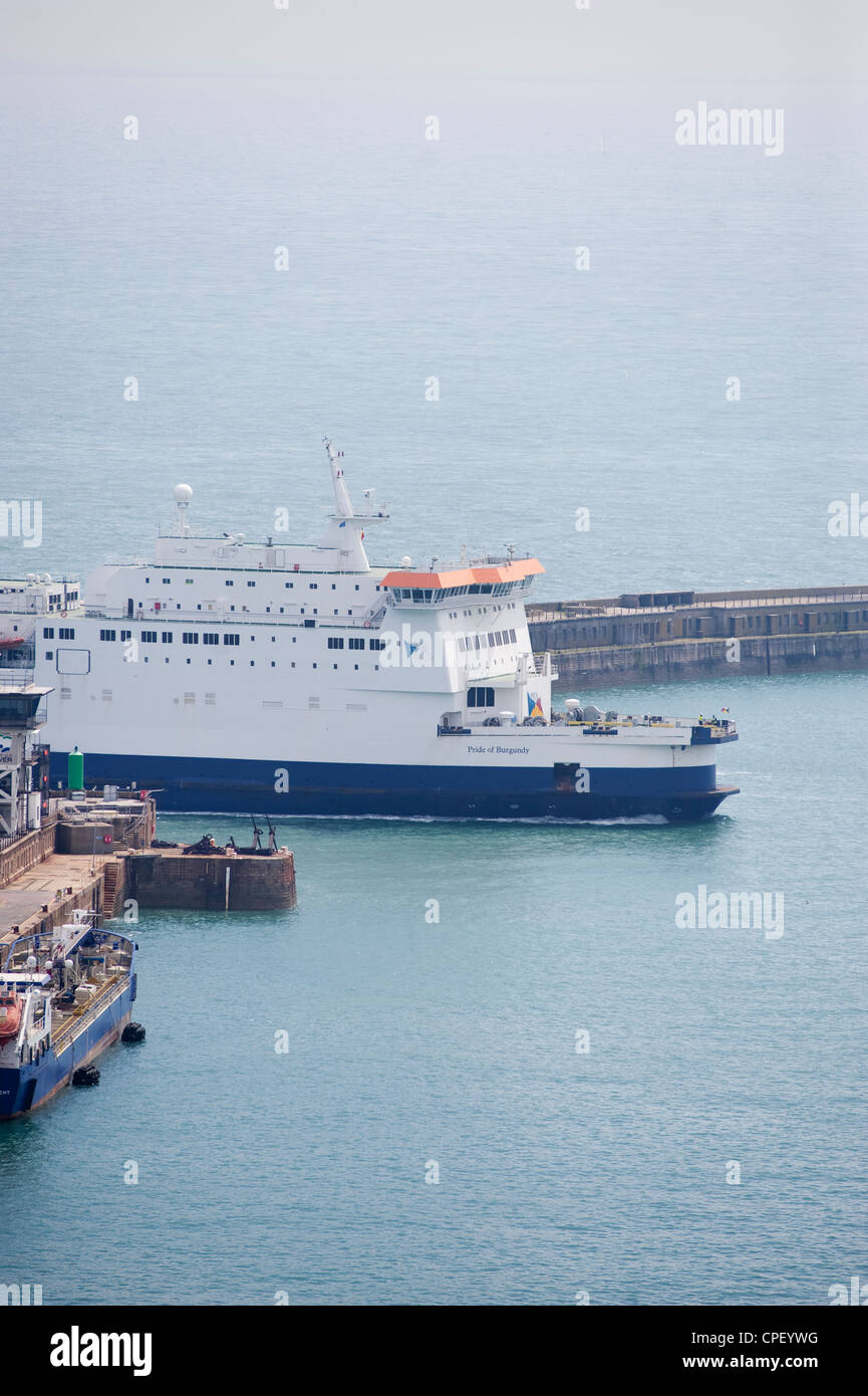 Cross Channel P&O traghetto orgoglio di Borgogna entrando nel porto di Dover nel Canale della Manica dalla Francia Foto Stock