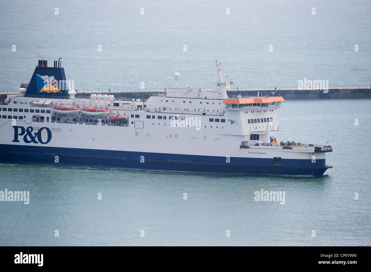 Cross Channel P&O traghetto orgoglio di Borgogna entrando nel porto di Dover nel Canale della Manica dalla Francia Foto Stock