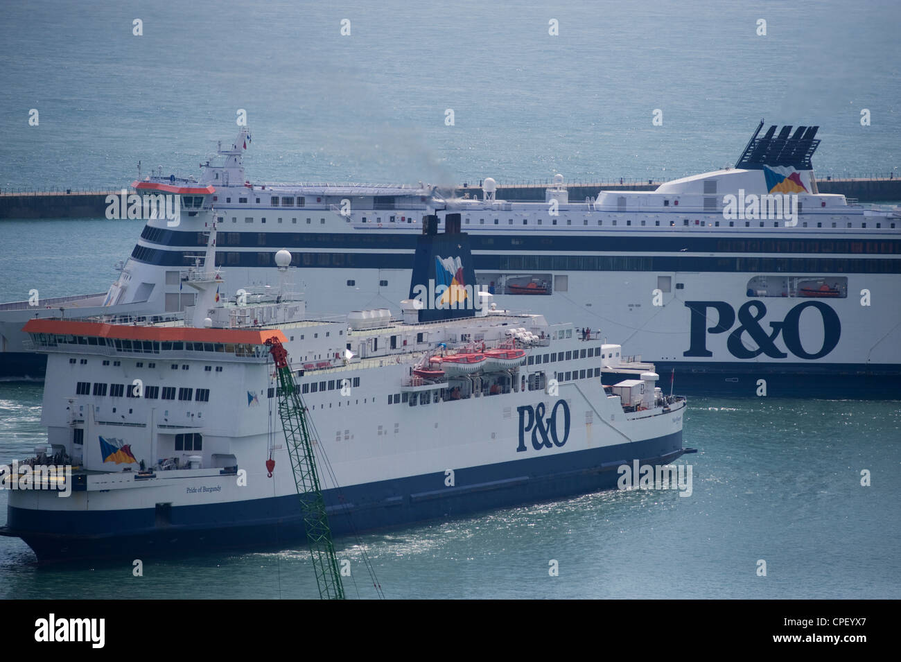 In arrivo e in partenza P&O Ferries nel trafficato porto di Dover in Inghilterra del sud sul canale trasversale rotta verso la Francia Foto Stock