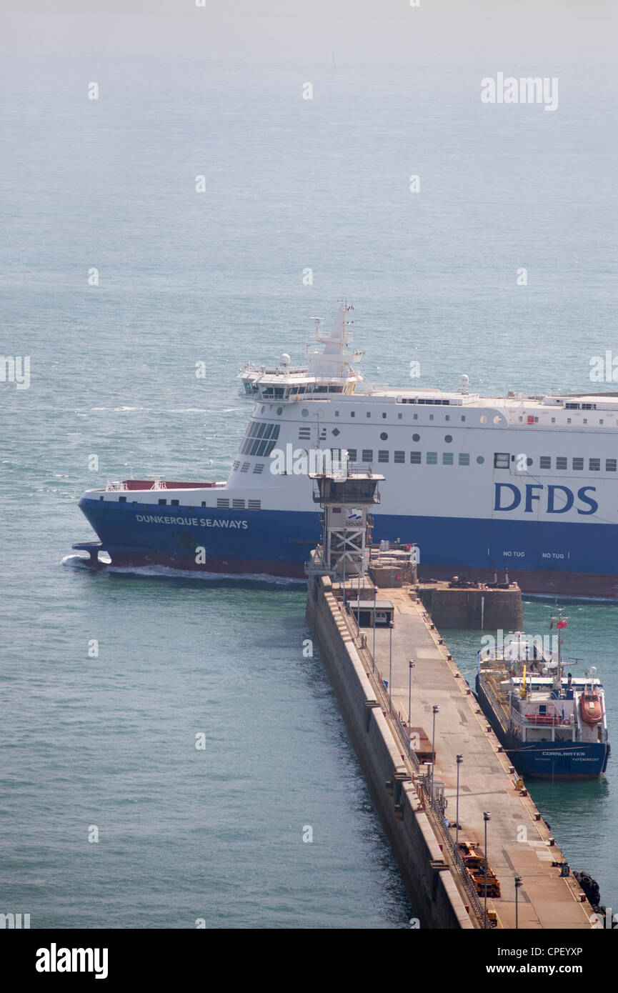 Cross Channel ferry DFDS Dunkerque Seaways di lasciare il porto di Dover in Inghilterra con la parete del porto in primo piano Foto Stock