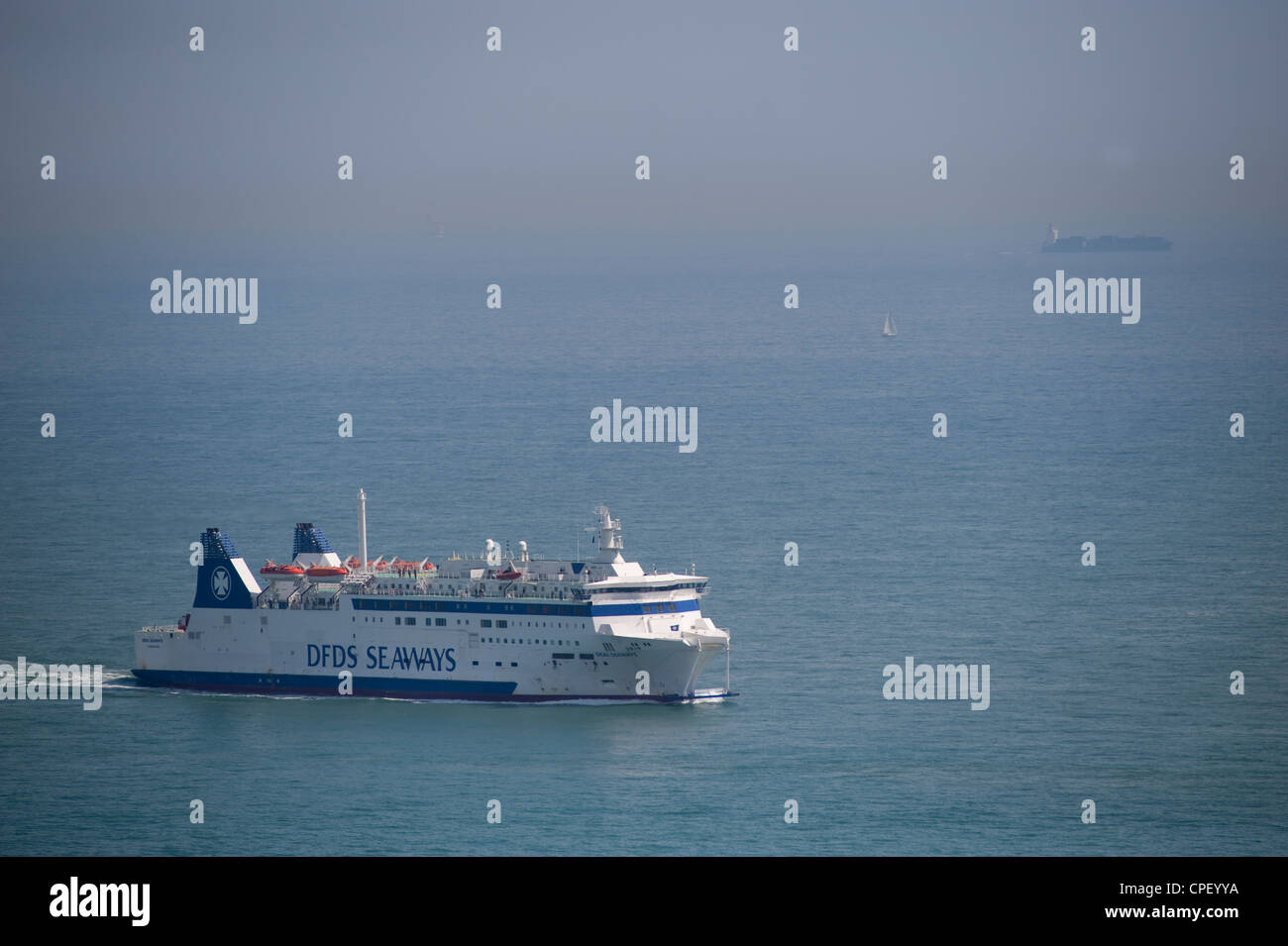 Cross Channel ferry DFDS Seaways trattativa in avvicinamento al porto di Dover in Inghilterra con una nave portacontainer della distanza Foto Stock