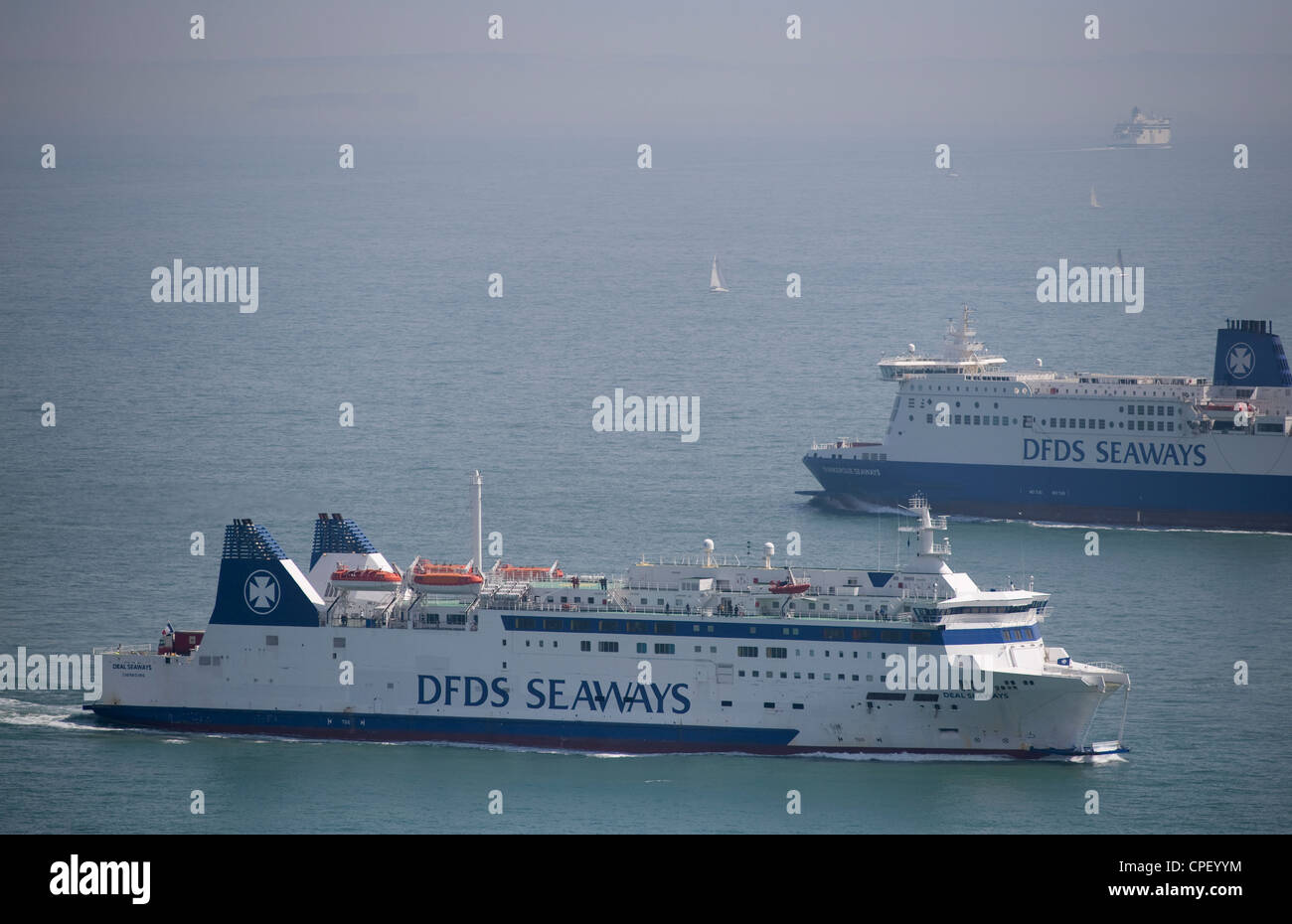 DFDS Seaways cross channel ferries passando nello Stretto di Dover in Inghilterra del sud Foto Stock