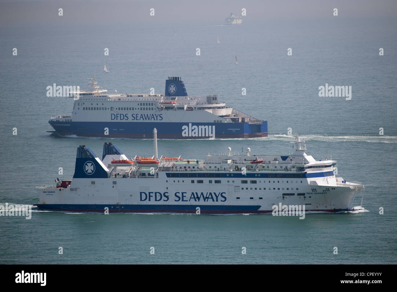 DFDS Seaways cross channel ferries passando nello Stretto di Dover in Inghilterra del sud Foto Stock