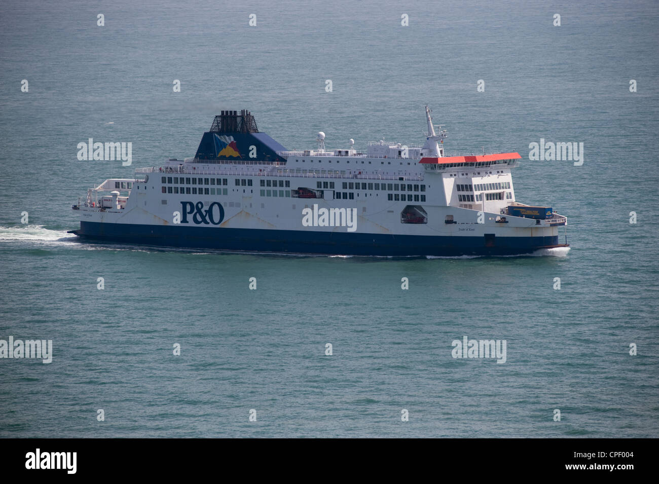 Cross Channel P&O ferry Pride of Kent in avvicinamento al porto di Dover Harbour nel Canale della Manica dalla Francia Foto Stock