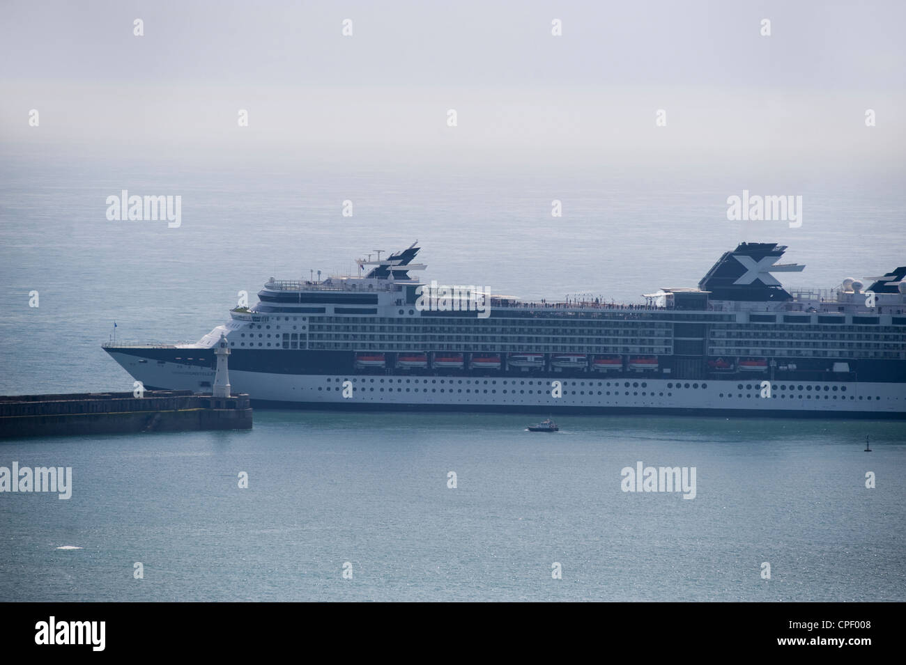 Nave da crociera Celebrity Constellation di lasciare il porto di Dover Harbour nel canale in inglese su 19 Maggio 2012 Foto Stock