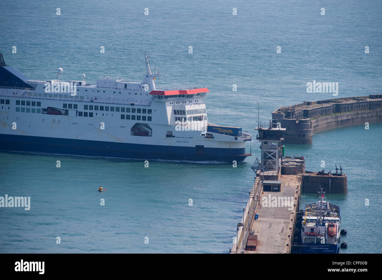 Cross Channel P&O ferry Pride of Kent in avvicinamento al porto di Dover Harbour entrata nel Canale della Manica dalla Francia Foto Stock