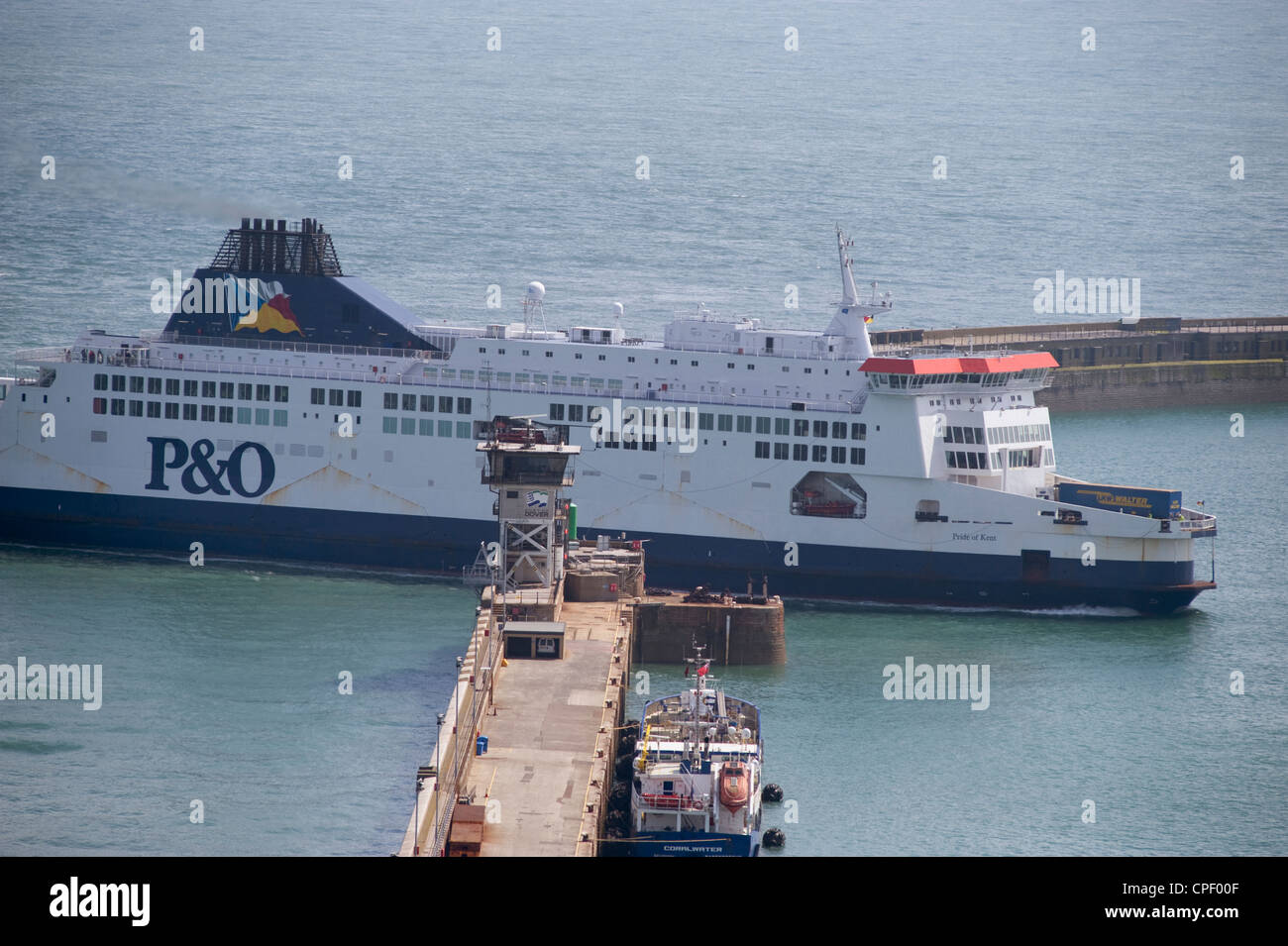 Cross Channel P&O ferry Pride of Kent al Porto di Dover Harbour entrata nel canale inglese dopo essere arrivati dalla Francia Foto Stock