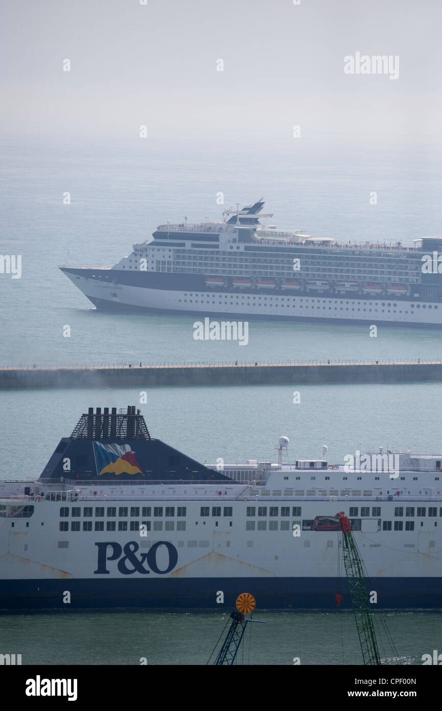 90.000 ton nave da crociera Celebrity Constellation lasciando Dover in Inghilterra del sud con un P&O cross channel ferry in arrivo Foto Stock