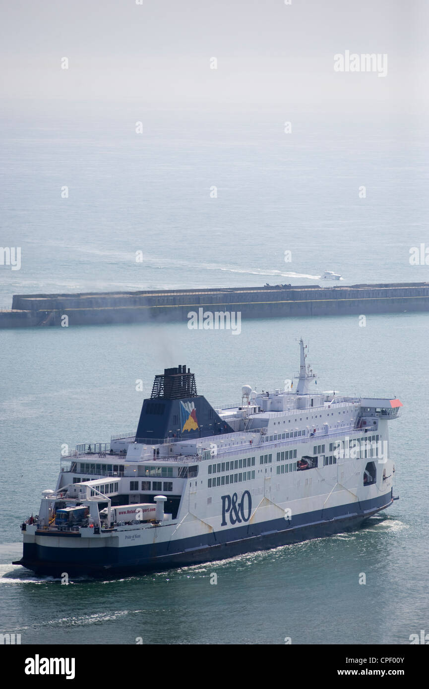 Cross Channel P&O ferry Pride of Kent al Porto di Dover Harbour nel canale inglese dopo essere arrivati dalla Francia Foto Stock