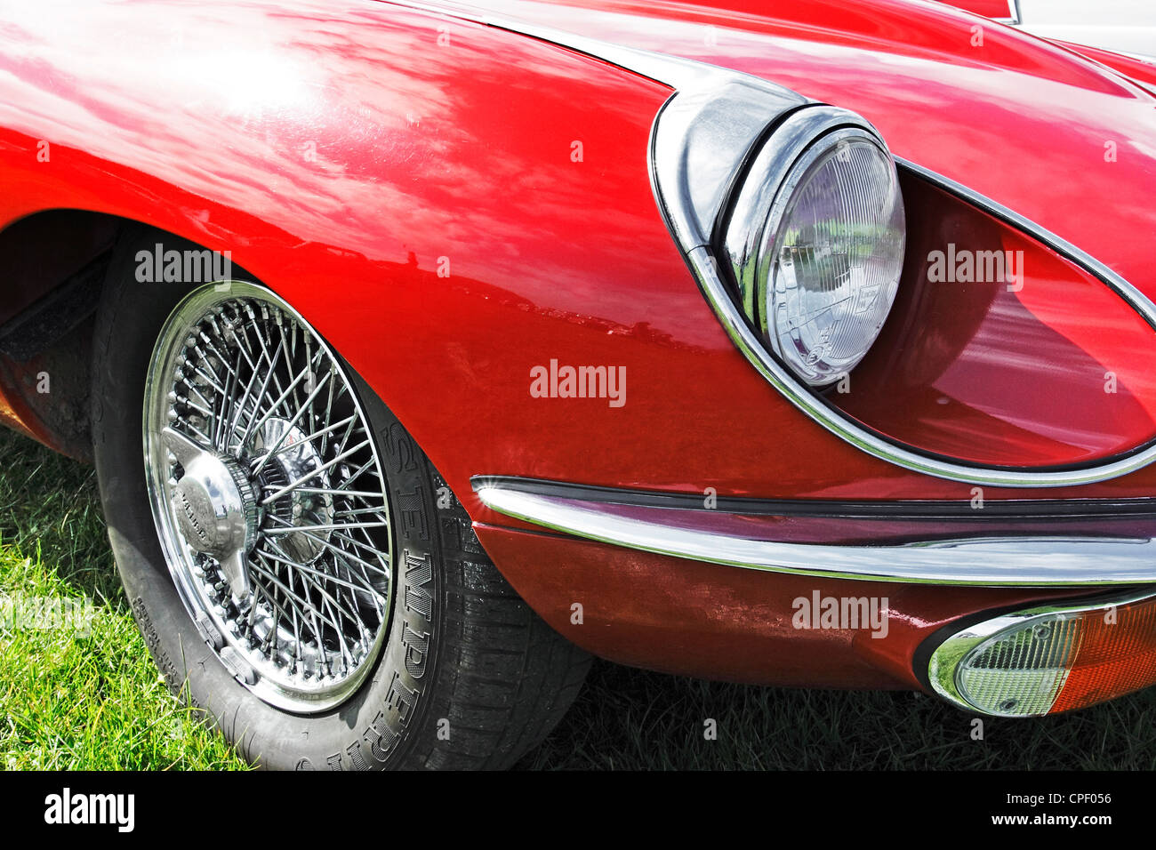 Il faro,ruota e il profilo del cofano di un classico E-type Jaguar auto sportiva. Foto Stock