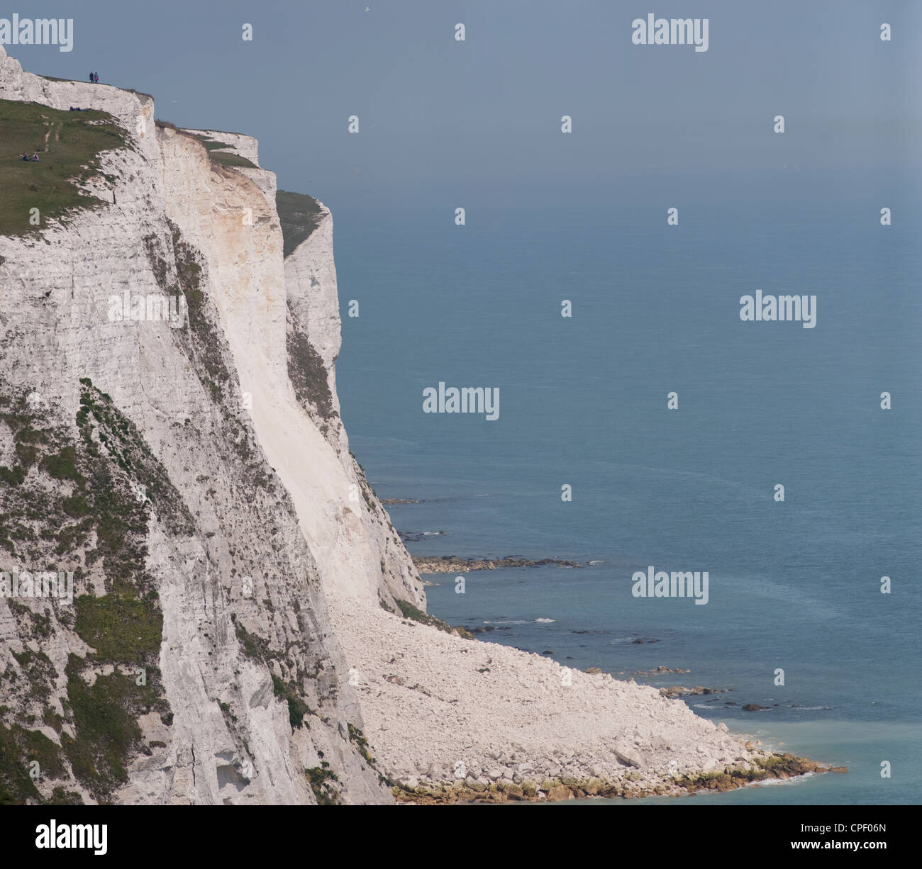 Walkers on the cliff percorso sopra le bianche scogliere di Dover in Inghilterra del sud che si affaccia sul canale in lingua inglese Foto Stock