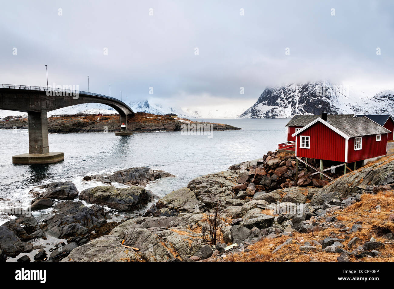 Una vista del ponte a Hamnoy sulle Isole Lofoten con la montagna di Olstind in background Foto Stock
