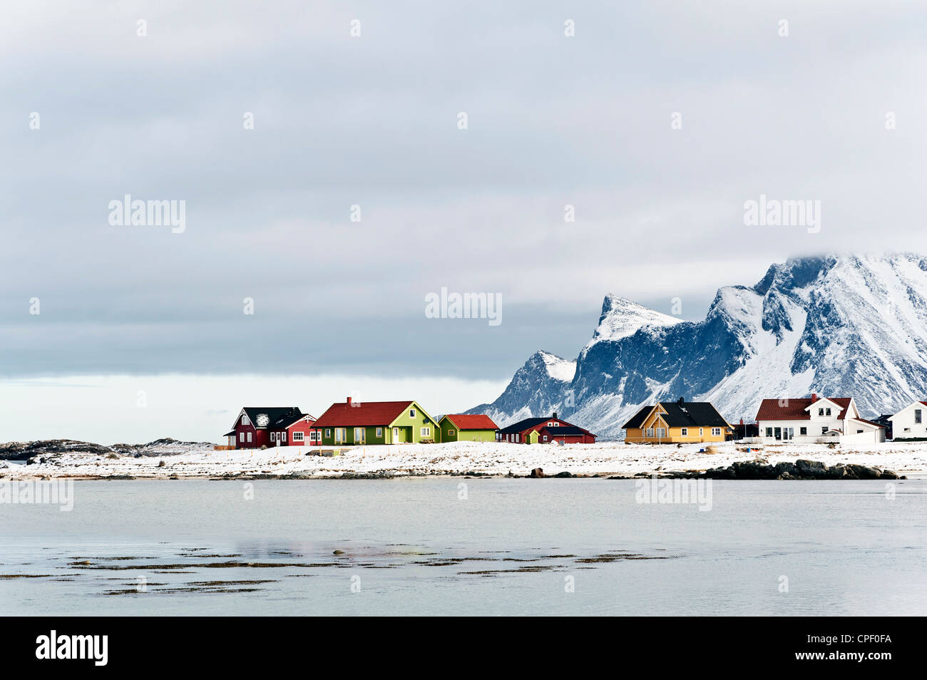 Il villaggio di Justnes raffigurato dalla spiaggia di Ramberg sulle Isole Lofoten in Norvegia Foto Stock