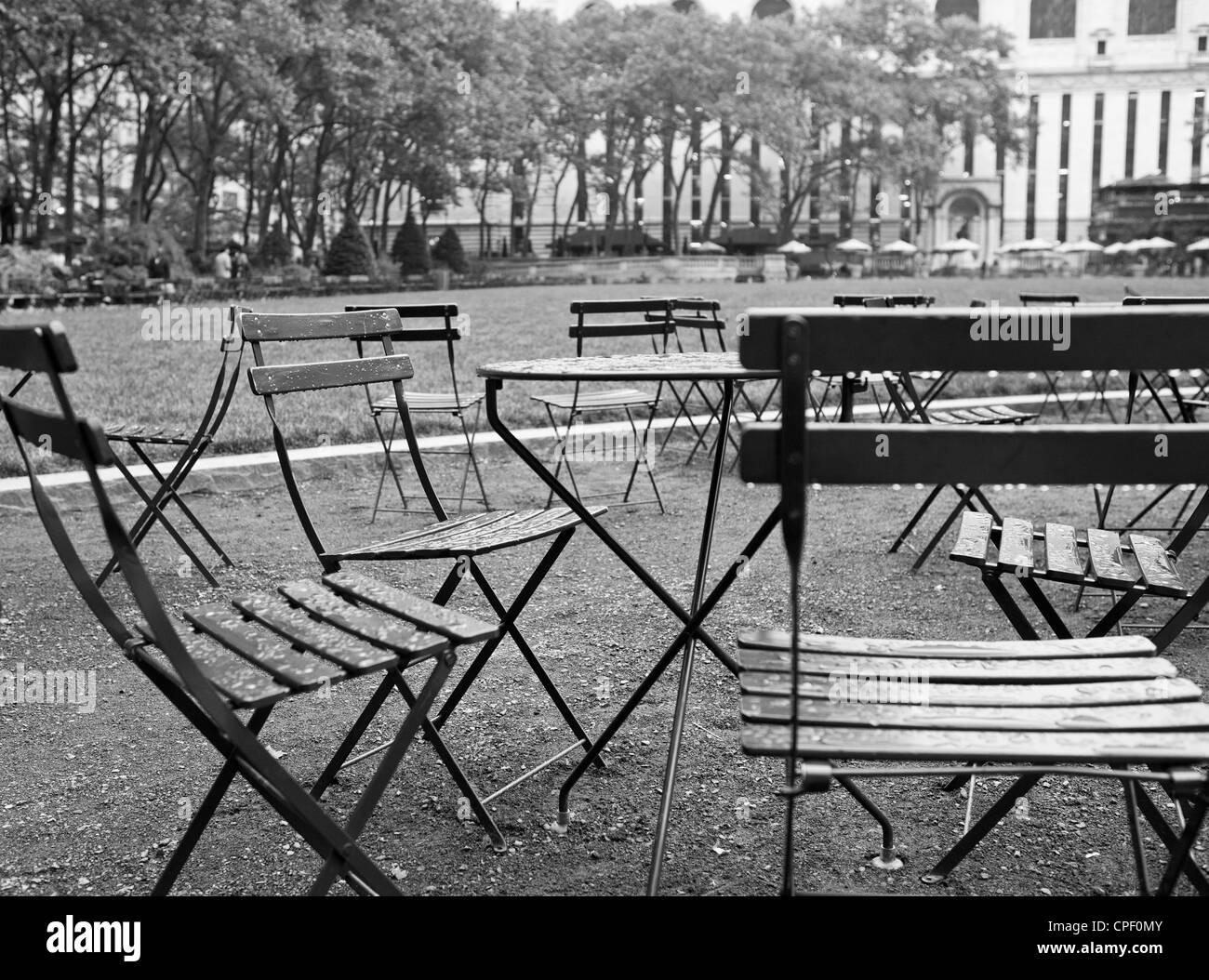 Le sedie sono vuote in un umido, mattina tranquilla in Bryant Park di New York City. Foto Stock