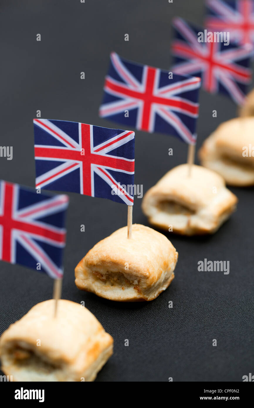 Parte alimentare i rotoli di salsiccia e Union Jack Flag Foto Stock