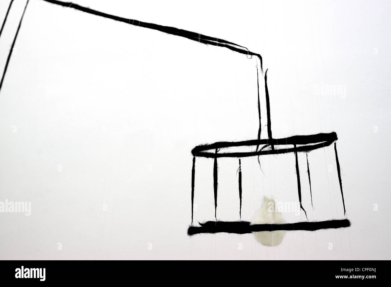 In feltro nero lampada in camera bianca di analogia 003 progetto al Fuorisalone 2012 nella zona di Lambrate. Milano, Lombardia. Italia Foto Stock