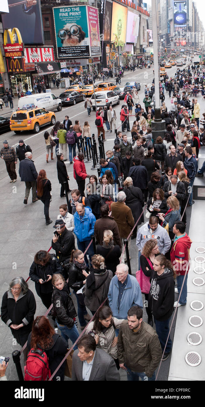 Persone in fila per discount theatre tickets in Times Square a New York City. Foto Stock