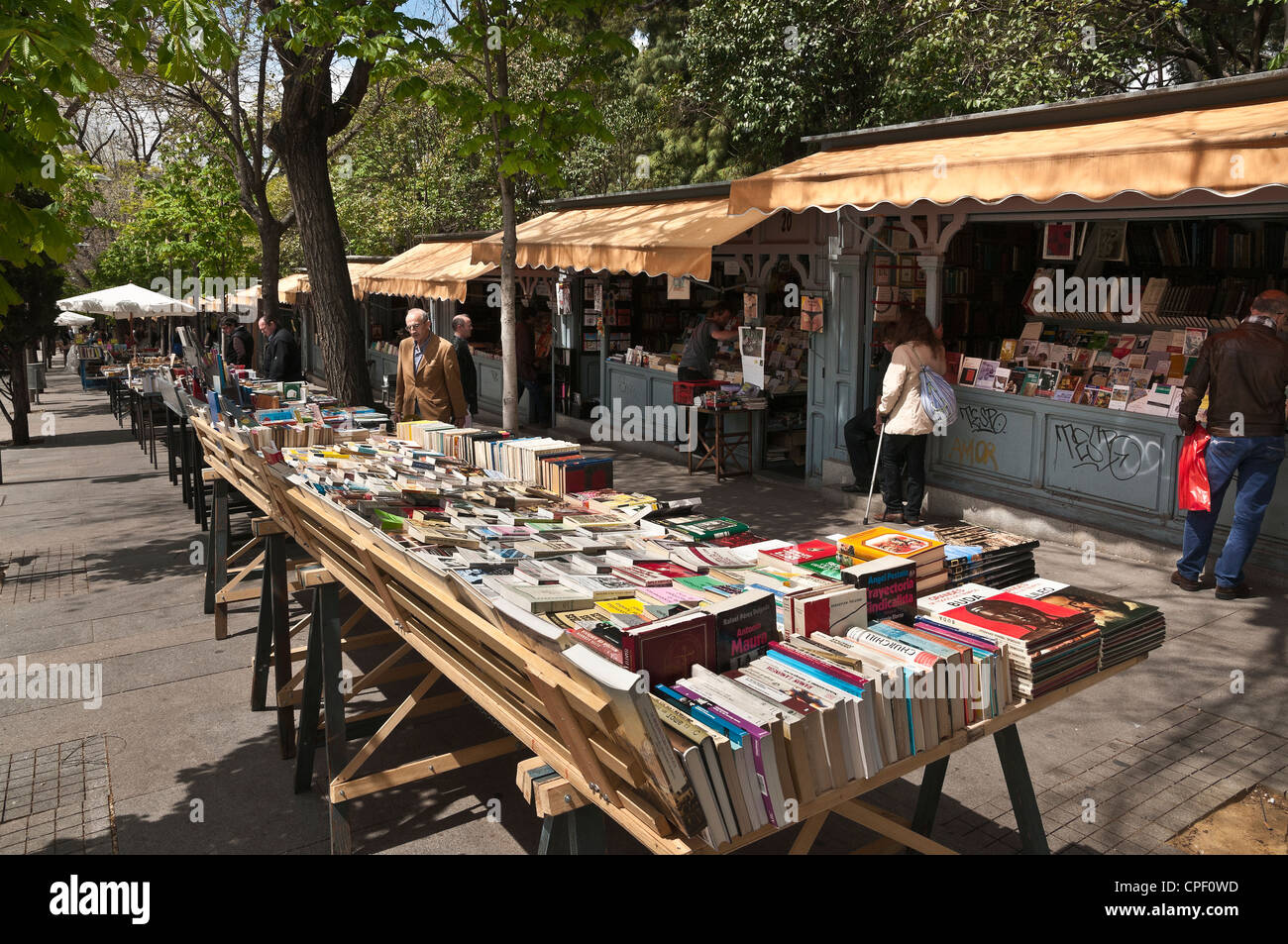 Prenota bancarelle nella Cuesta de Claudio Moyano vicino al parco del Retiro alla estremità inferiore del Paseo del Prado, Madrid, Spagna. Foto Stock