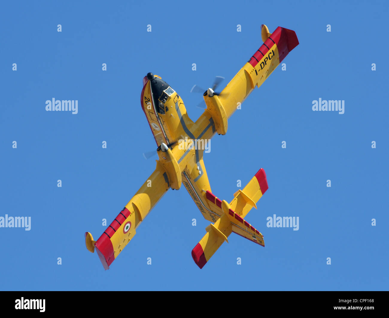 L'italiano Bombardier 415 (Canadair CL-415) twin motore a turboelica waterbomber piano visualizzando la sua agilità Foto Stock