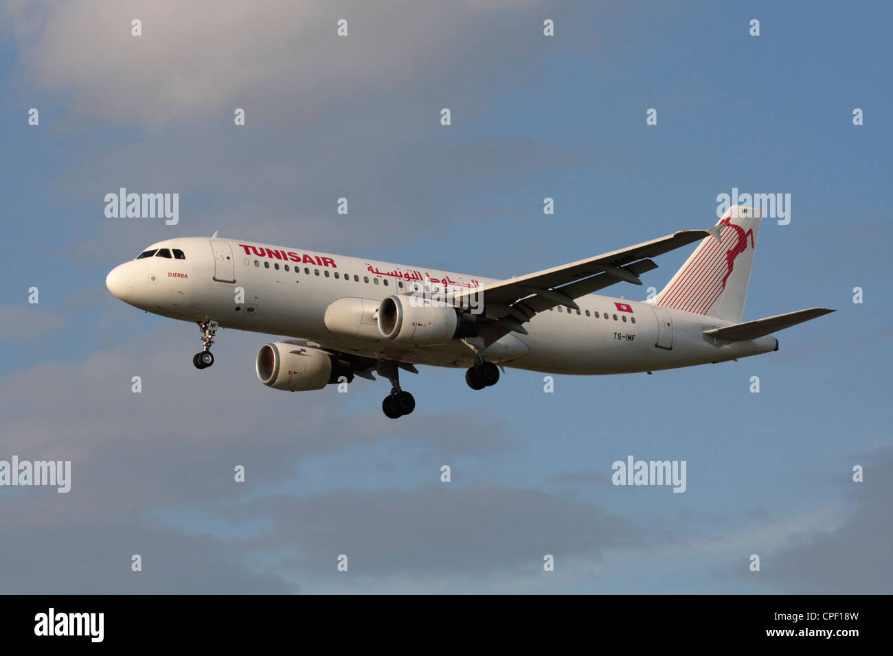 Tunisair Airbus A320 aereo commerciale battenti sulla rotta di avvicinamento Foto Stock