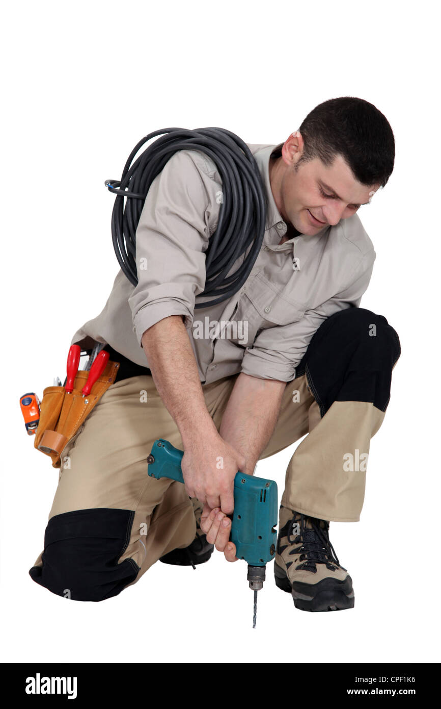 Artigiano lavora con un trapano Foto Stock