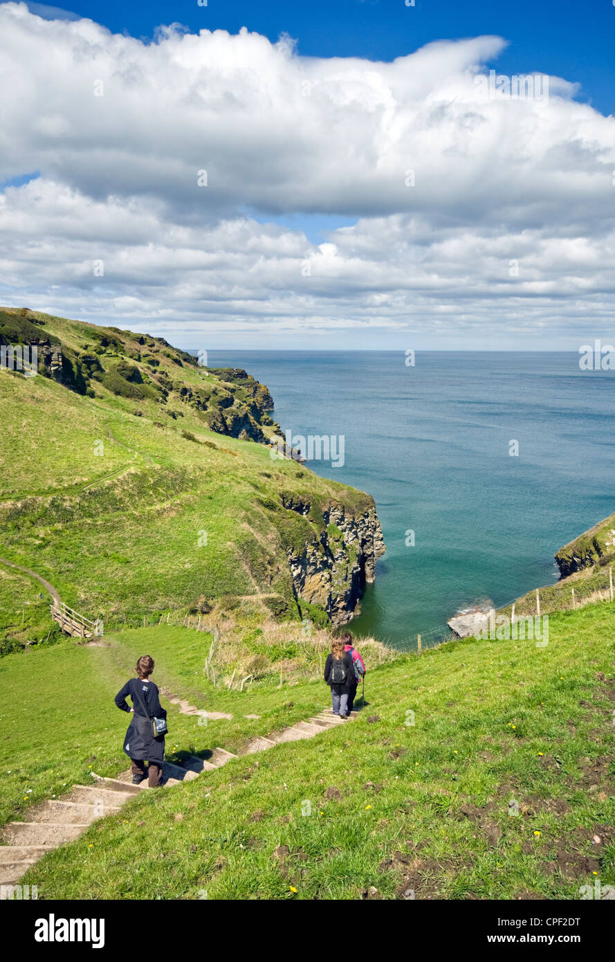 Una famiglia a piedi lungo la costa sud occidentale il percorso nei pressi di Boscastle nel North Cornwall, England, Regno Unito Foto Stock