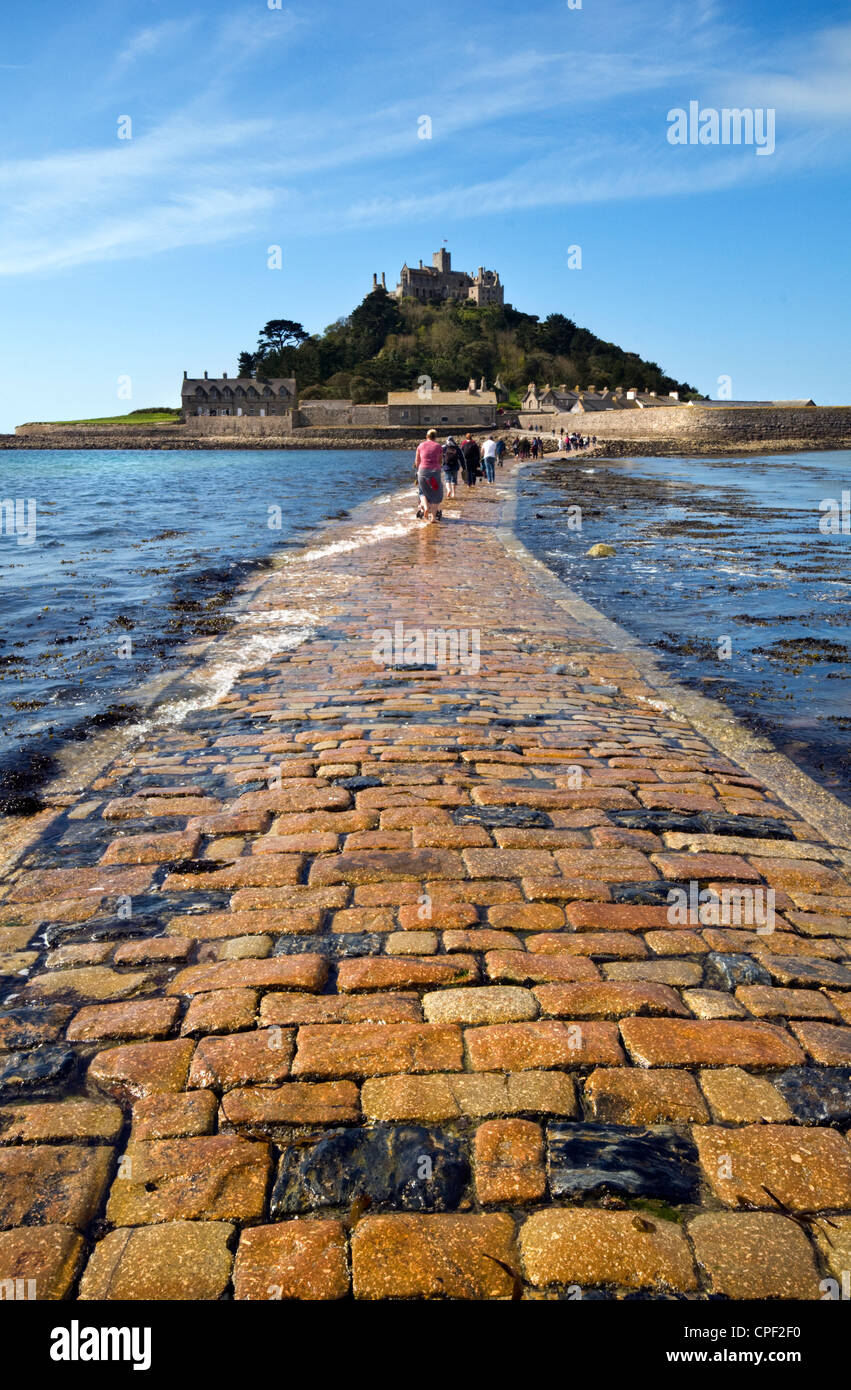 St Michael's Mount a Marazion in Cornovaglia, England, Regno Unito, con la Causeway in primo piano Foto Stock