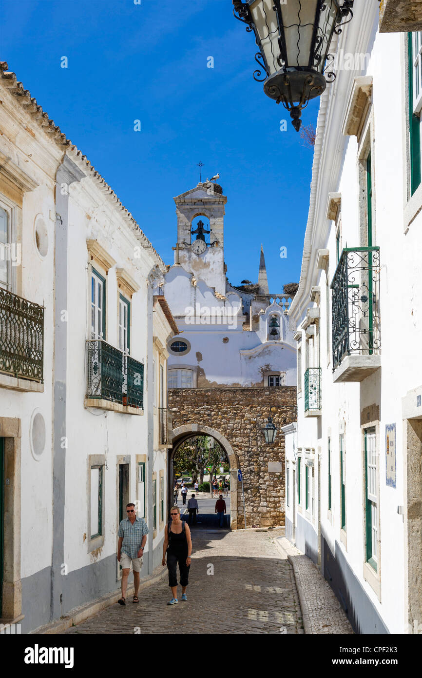 Street nella Città Vecchia (Cidade Velha o Vila Adentro) guardando verso l'Arco da Vila (town gate), Faro, Algarve, PORTOGALLO Foto Stock
