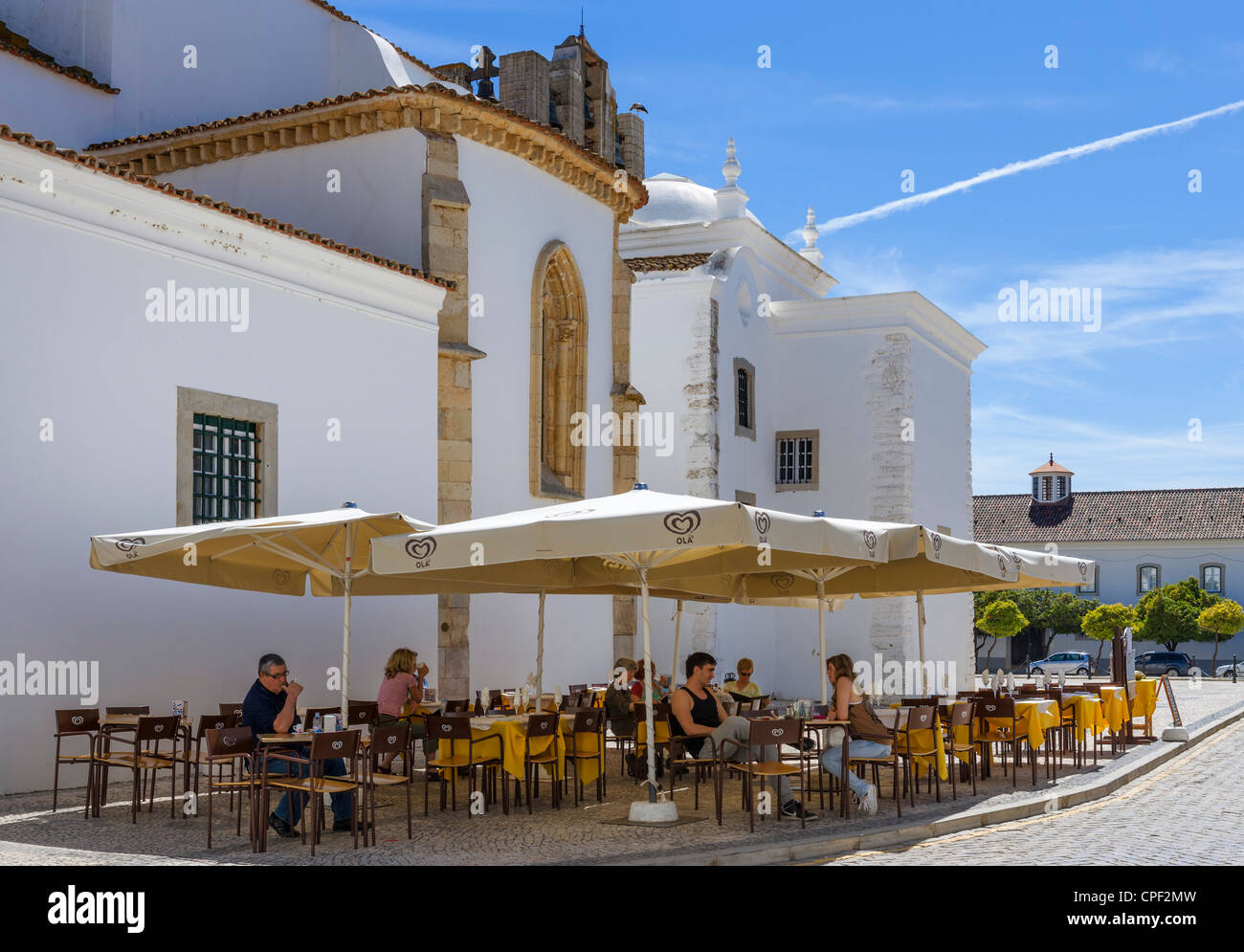 Cafe al di fuori di sé (cattedrale) in Largo da Sé, Old Town (Cidade Velha o Vila Adentro), Faro, Algarve, PORTOGALLO Foto Stock