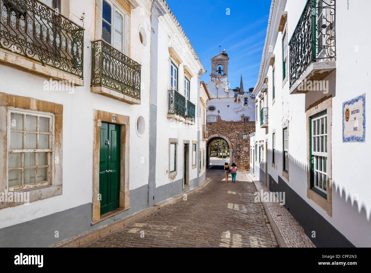 Street nella Città Vecchia (Cidade Velha o Vila Adentro) guardando verso l'Arco da Vila (town gate), Faro, Algarve, PORTOGALLO Foto Stock