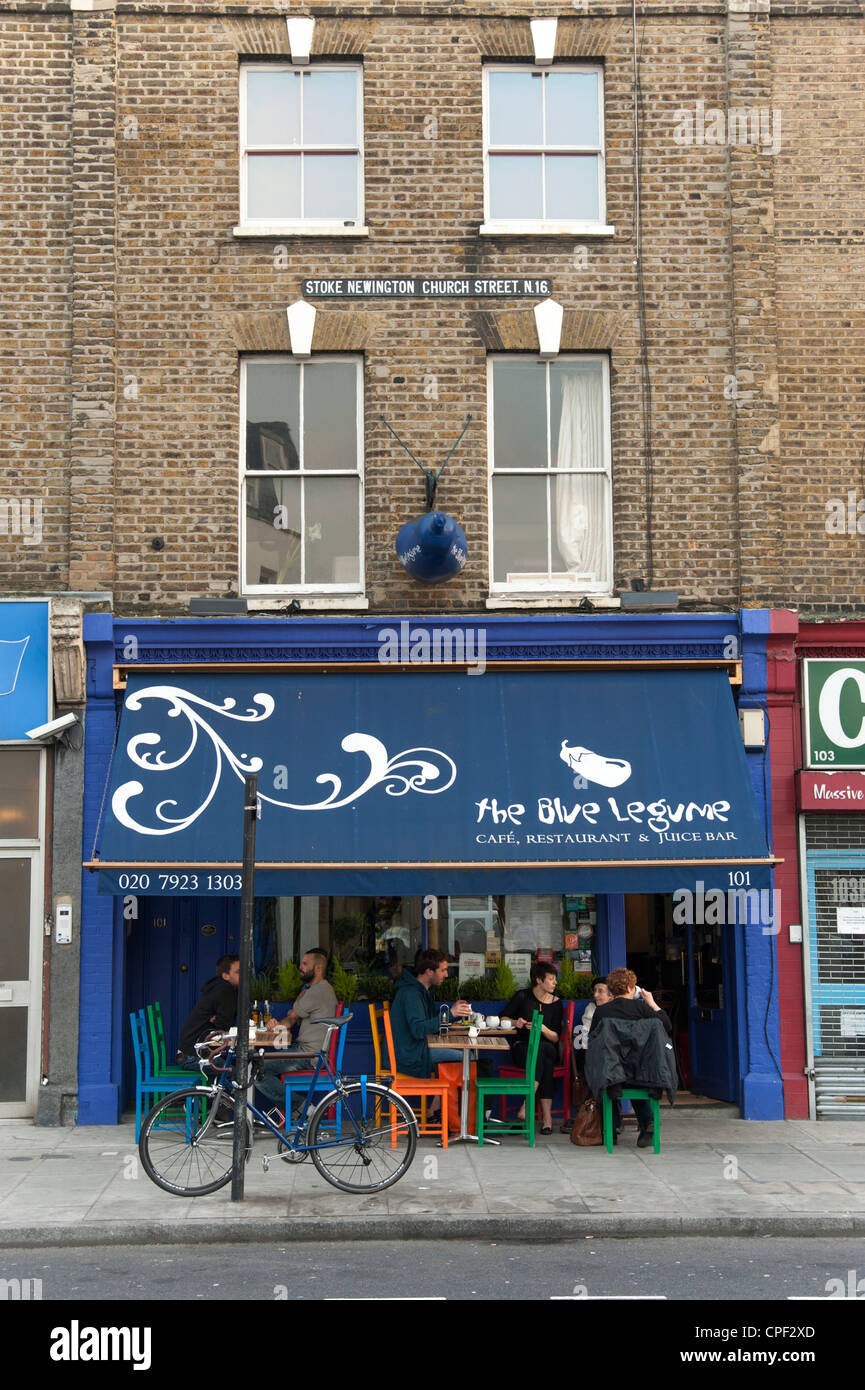 Cafe a Stoke Newington Church Street, Londra, Inghilterra, Regno Unito Foto Stock