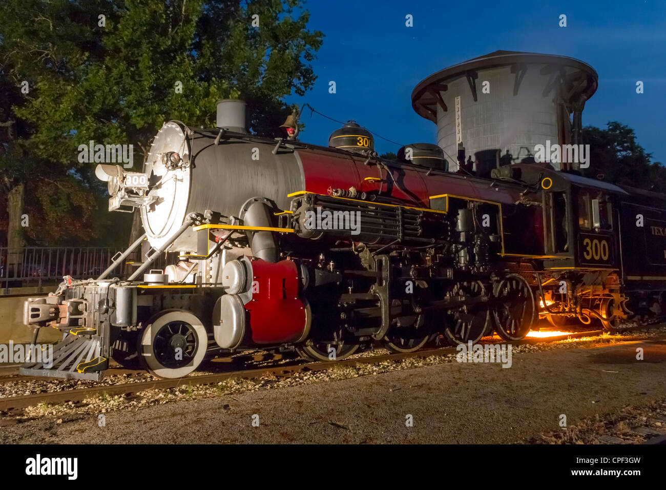 Scatta foto notturne con la locomotiva a vapore 1917 Baldwin 'Pershing' 300 presso il deposito Rusk della 'Texas state Railroad', Rusk, Texas. Foto Stock