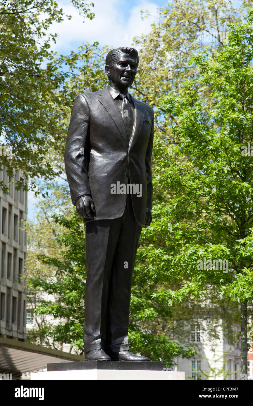 Statua in bronzo del Presidente Ronald Reagan al di fuori dell'Ambasciata americana in Grosevenor Square, Londra, Inghilterra, Regno Unito Foto Stock