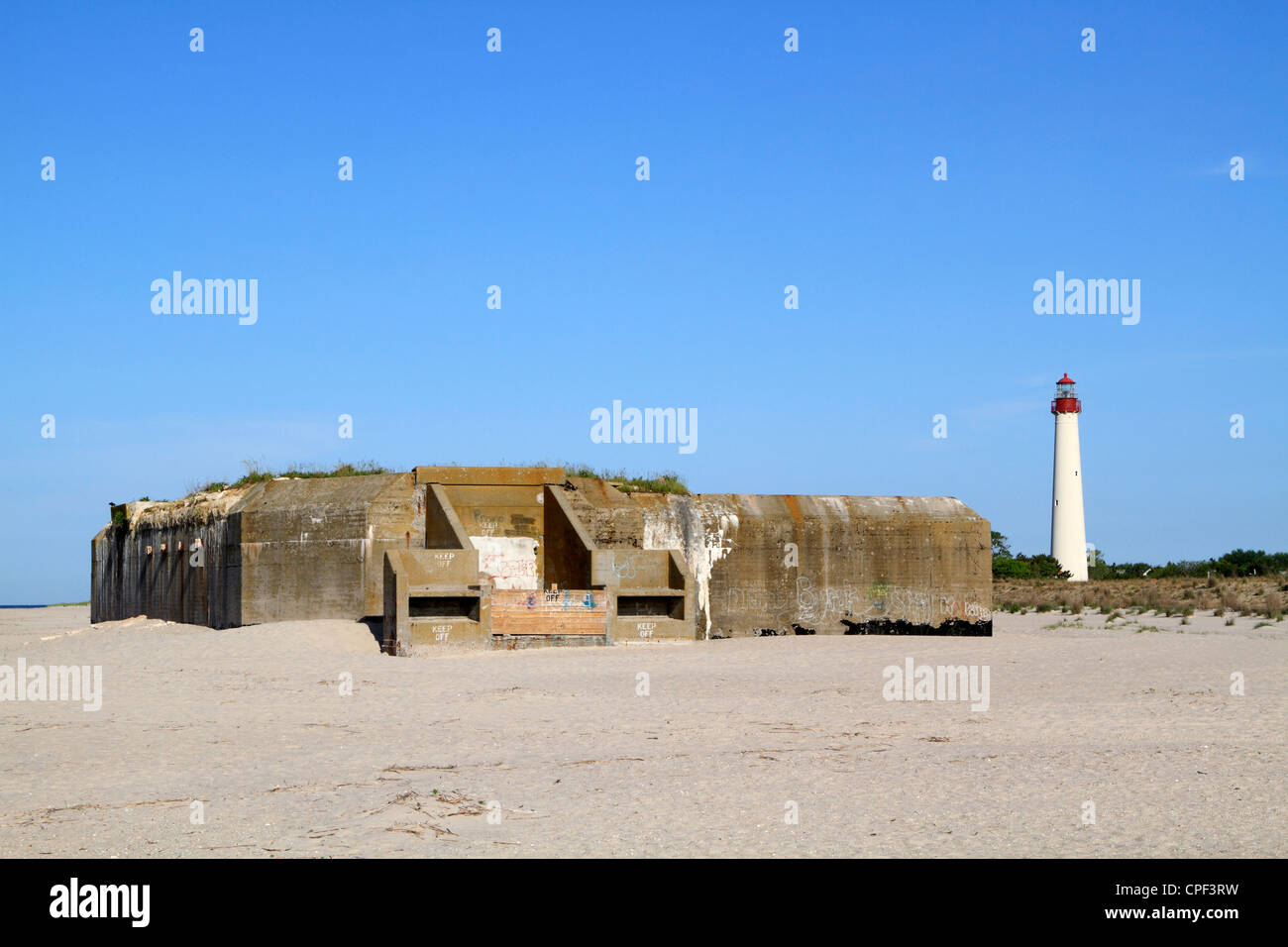 La seconda guerra mondiale l'artiglieria bunker sulla spiaggia di Cape May, New Jersey, USA. Il Cape May faro può essere visto a destra. Foto Stock