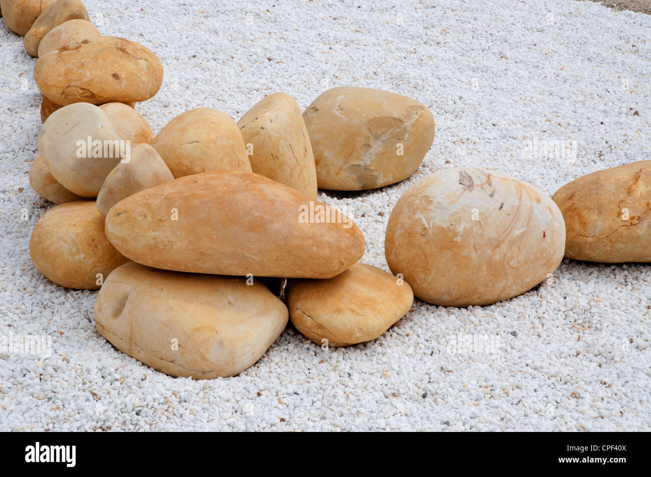 Regime moderno di giardino pubblico area utilizzando grandi ciottoli ghiaia moderni posti a sedere in maniera artistica Foto Stock