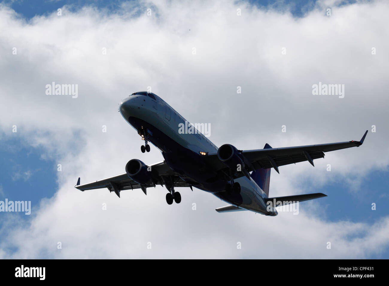 Un Embraer ERJ-175 appartenente a Delta Connection è in avvicinamento finale per l'Aeroporto Internazionale Logan di Boston, Massachusetts. Foto Stock