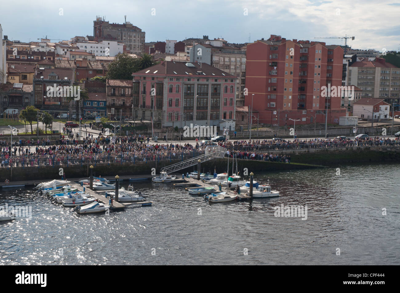 Una folla di gente che sul lungomare si sono riuniti per guardare la partenza della prima nave da crociera a Avila Spagna Foto Stock