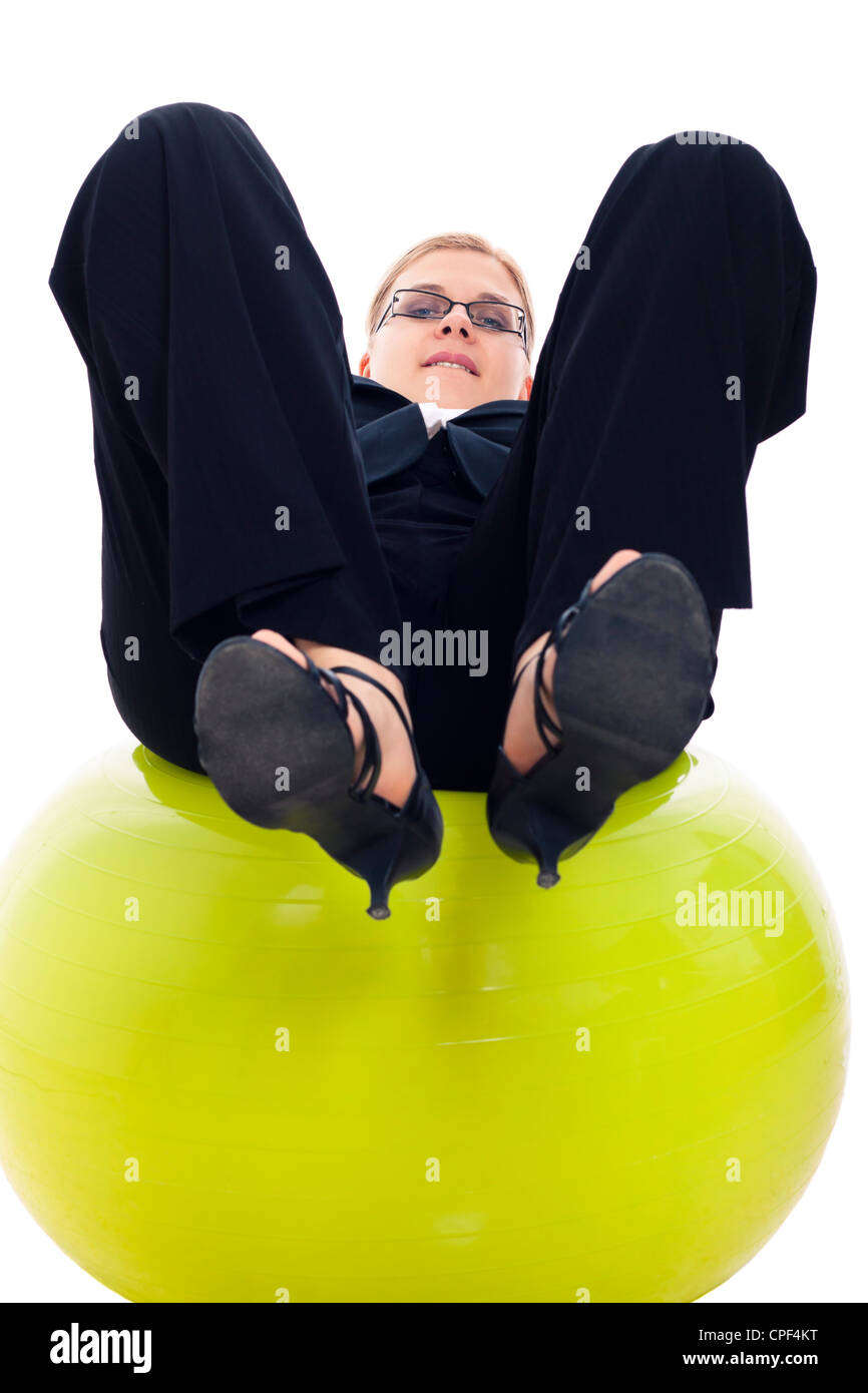 Imprenditrice divertirsi sul verde palla ginnica, isolato su sfondo bianco. Foto Stock