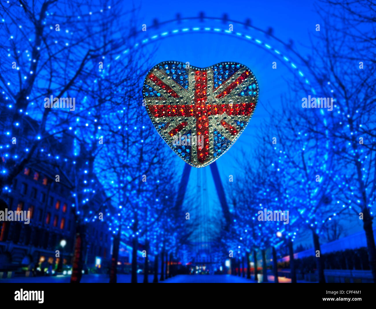 Cuore a forma di riflesso scintillante inglese britannico Union Jack Flag con The London Eye di notte Westminster London UK Foto Stock