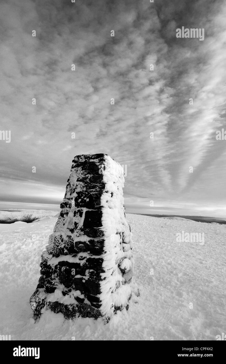 Il punto di innesco sul vertice di Helvellyn in inverno nel Lake District inglese Foto Stock