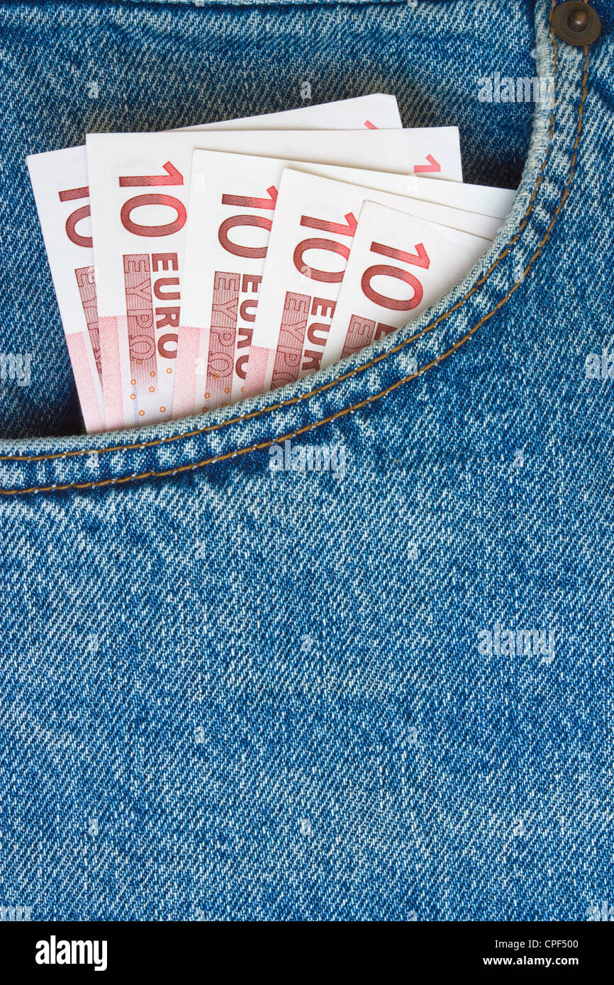 Il denaro, le banconote in euro in tasca dei jeans Foto Stock