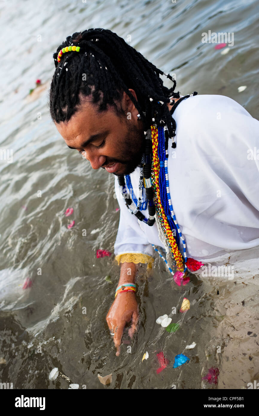 Un candomblé fedeli diventa posseduto in acqua durante il festival di yemanjá in Salvador, Bahia, Brasile. Foto Stock