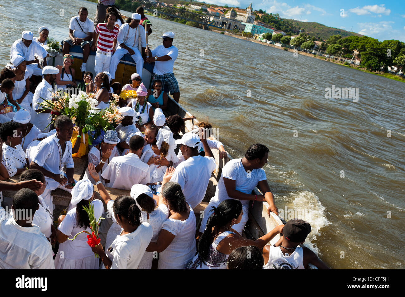 I devoti di Candomblé navigano sul fiume Paraguaçu durante la cerimonia rituale in onore di Yemanjá a Cachoeira, Bahia, Brasile. Foto Stock