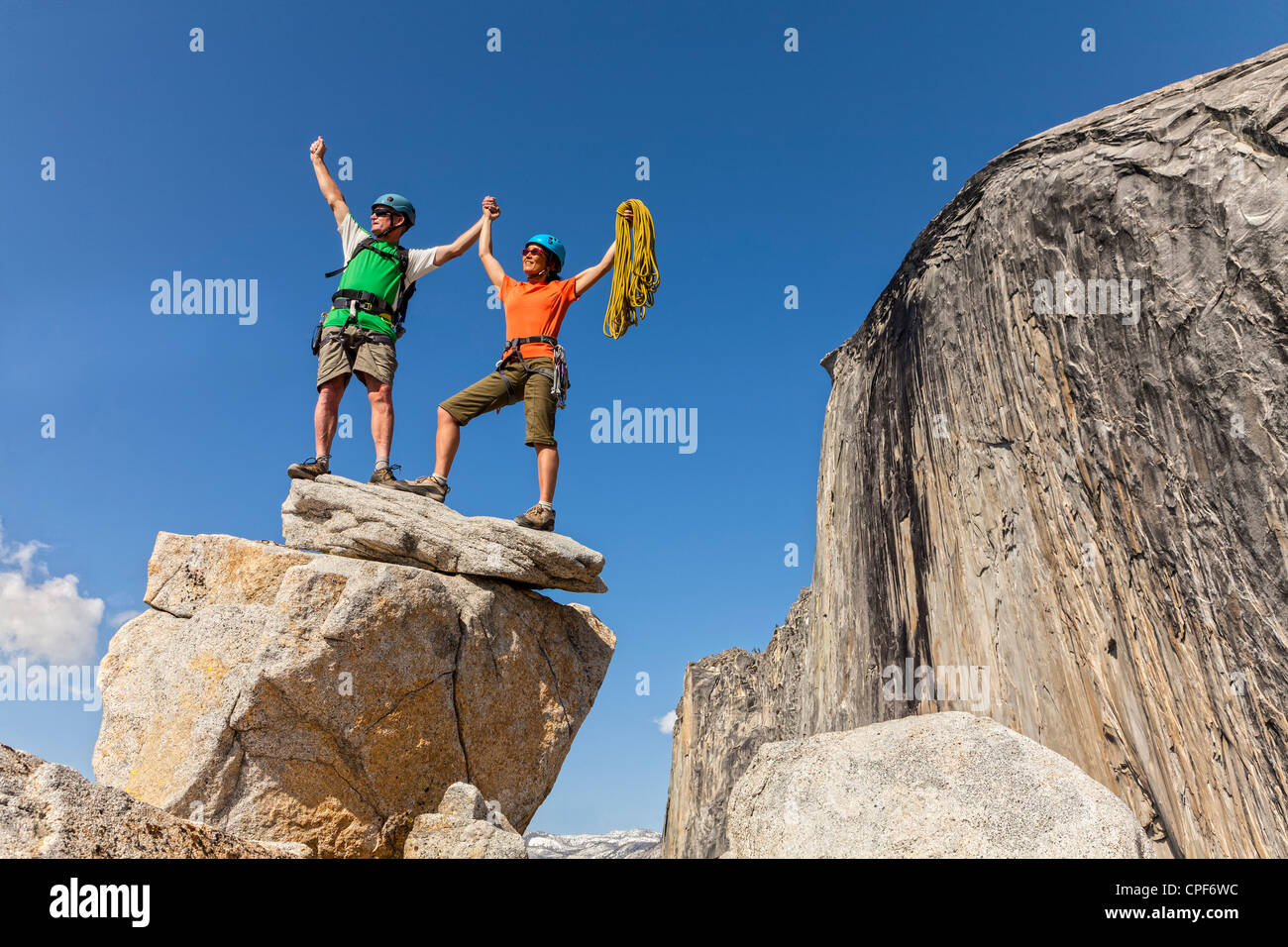 Gli alpinisti tifare per il vertice dopo una impegnativa salita. Foto Stock