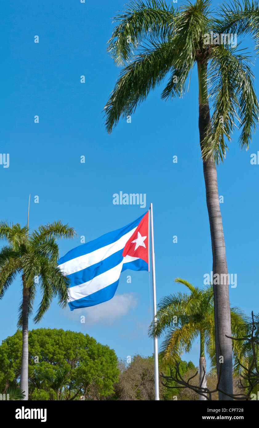 Santiago di Cuba bandiera cubana battenti presso il Cimitero di Santa Ifigenia e Mausoleo di Jose Marti Foto Stock