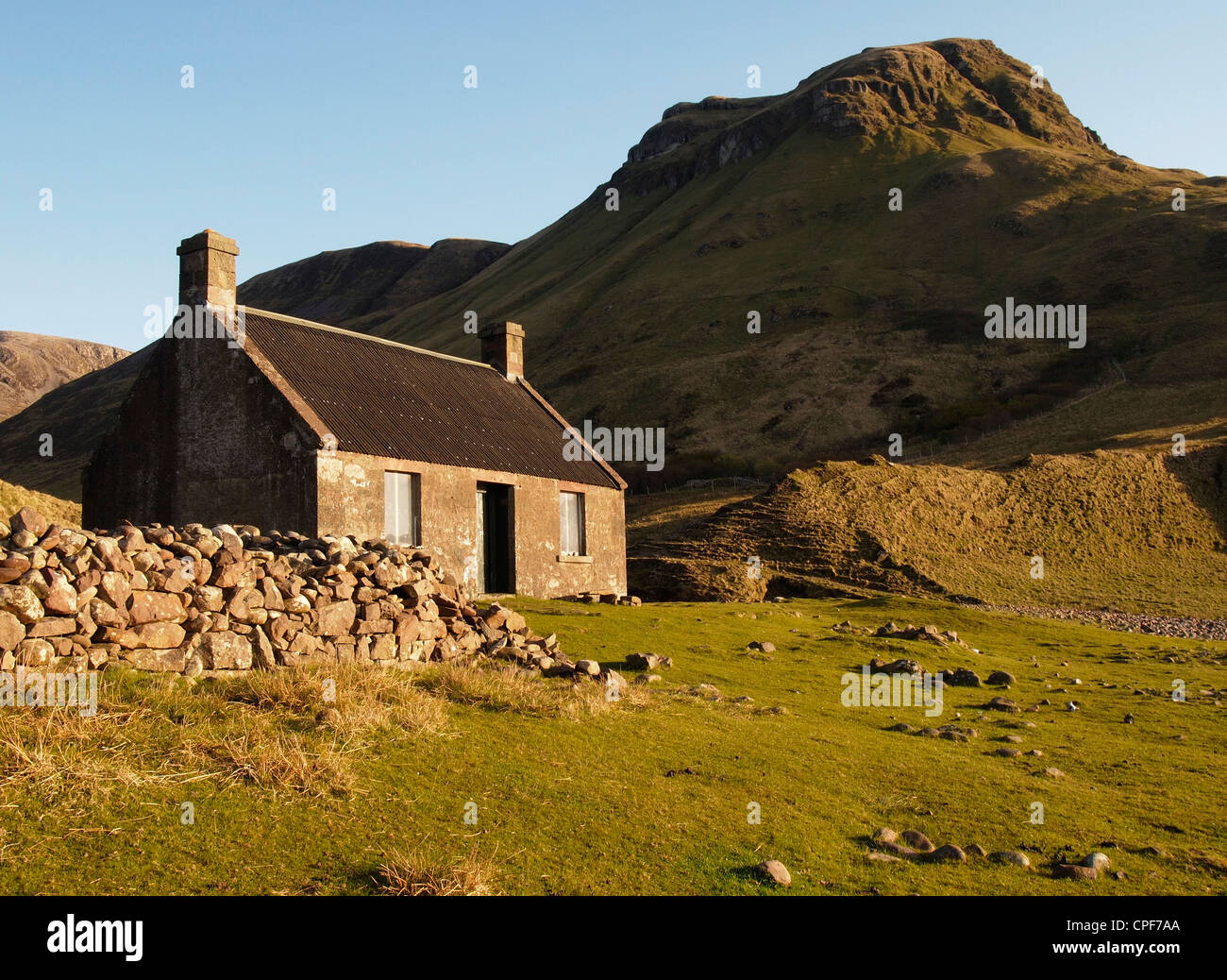 Bothy Guirdil e diaspro sanguigno hill, Rum, Scozia Foto Stock