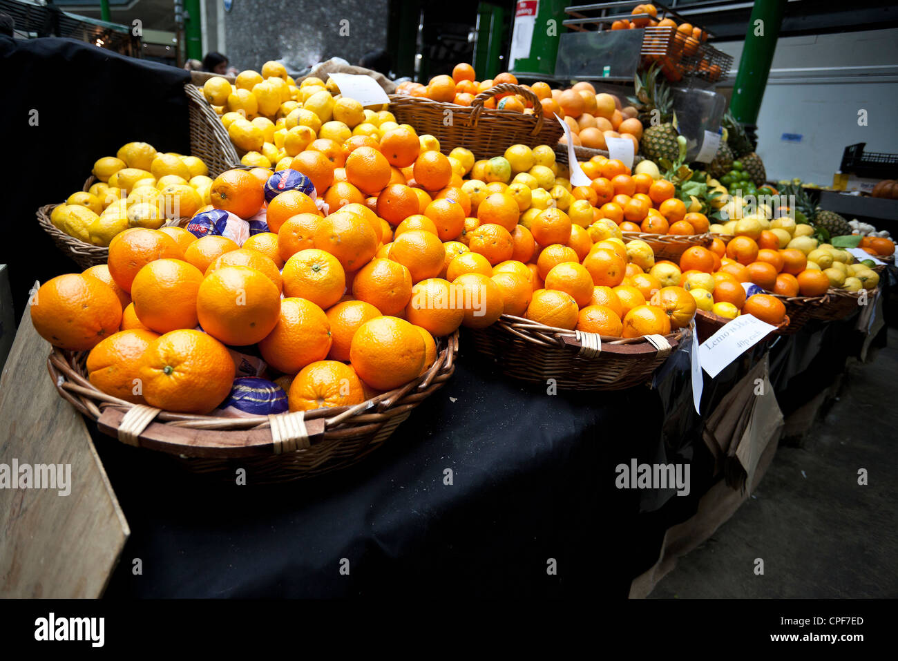 Un organico di colore arancione e di stallo di agrumi nel mercato di Borough, London, England, Regno Unito Foto Stock