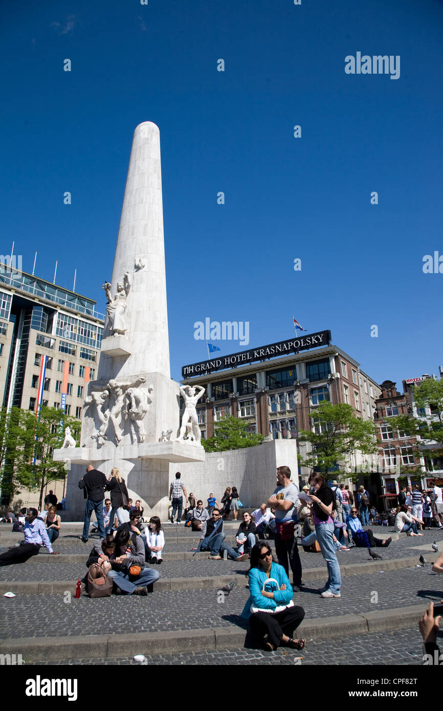 Piazza Dam. Monumento nazionale. Verwelius e Grand Hotel Krasnapolsky edifici. Amsterdam. Paesi Bassi. Foto Stock