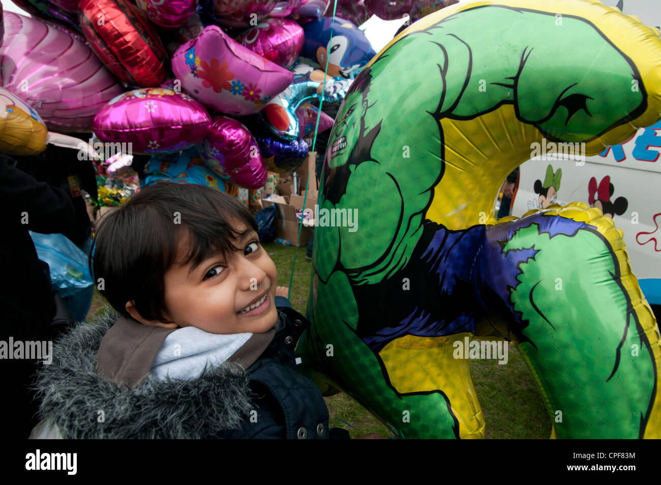 Boishakhi Mela, celebrazione per il Bangladesh Anno Nuovo. Ragazzo con il  supereroe Incredible Hulk palloncino Foto stock - Alamy